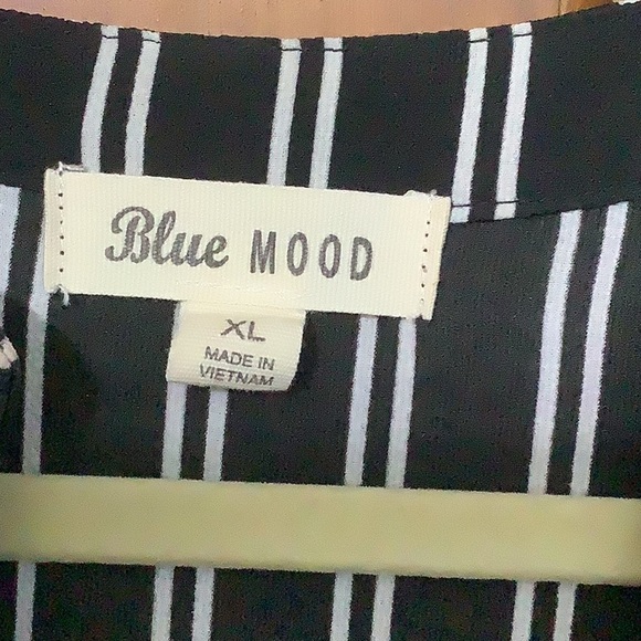 Black and White Relaxed Wrap Blouse with Long Sleeves - Picture 2 of 3